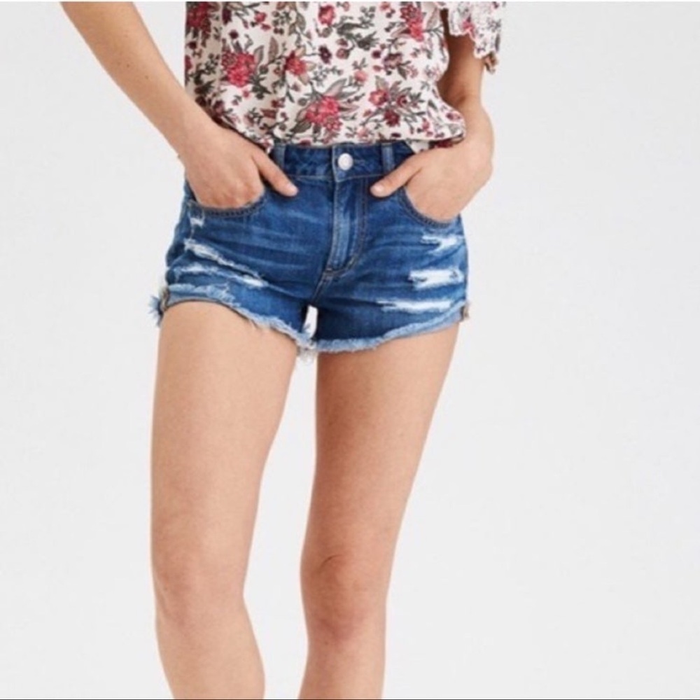 AEO - tomgirl shortie- medium wash distressed blue jean shorts - Size 10